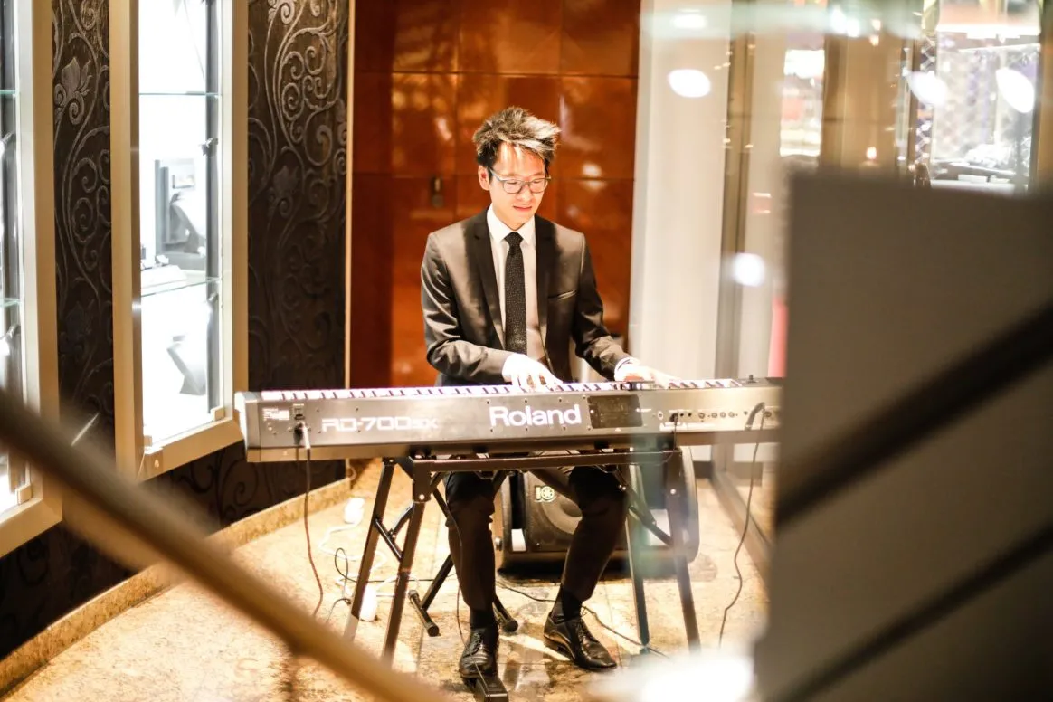 Piano Jerry Lu bei einem exklusiven Dinnerabend in entspannter Atmosphäre.